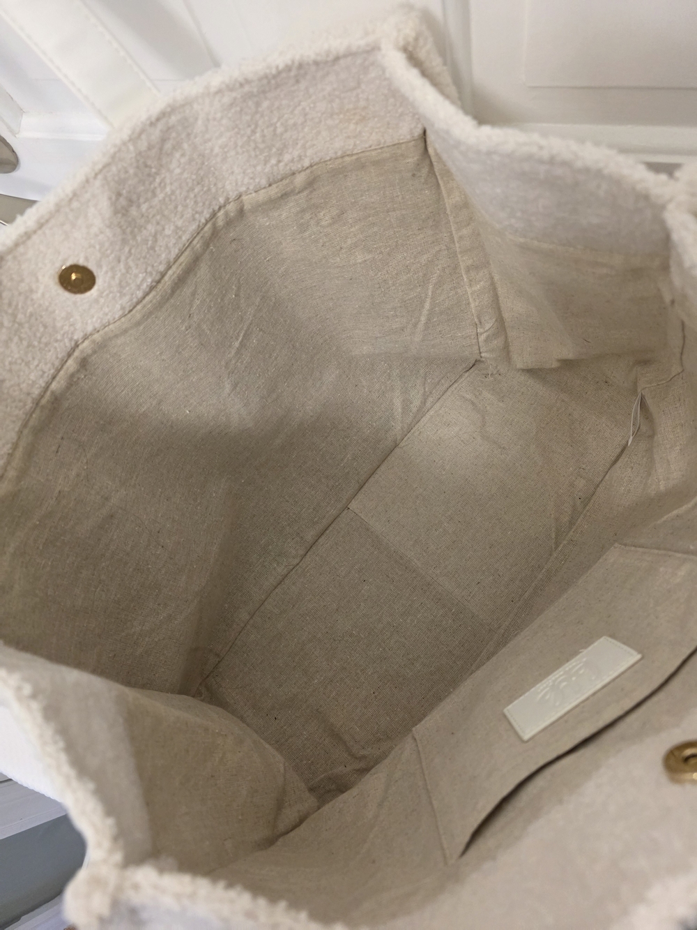 BTB Los Angeles Cream Heart-Pearl Large Tote Bag, Plush Sherpa Material - Picture 11 of 14
